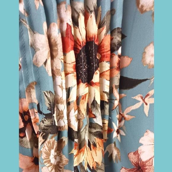  Torrid Plus Size Georgette Pintuck Blue Floral Sunflower Short Sleeves Blou - Picture 5 of 14